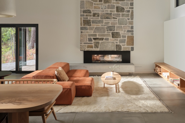 shield-and-shelter-porodicno-utociste-na-obali-jezera-koje-nezno-grli-kanadski-pejzaz-10