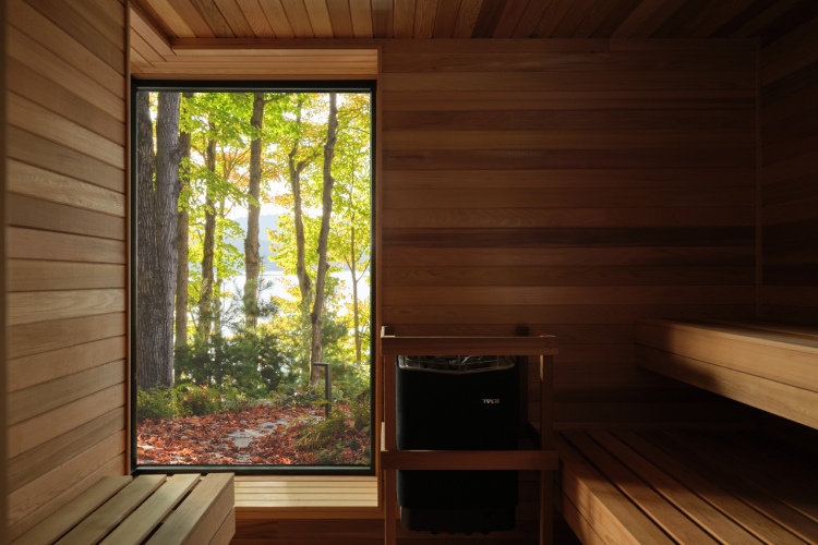 shield-and-shelter-porodicno-utociste-na-obali-jezera-koje-nezno-grli-kanadski-pejzaz-11