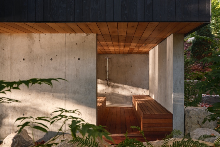 shield-and-shelter-porodicno-utociste-na-obali-jezera-koje-nezno-grli-kanadski-pejzaz-12