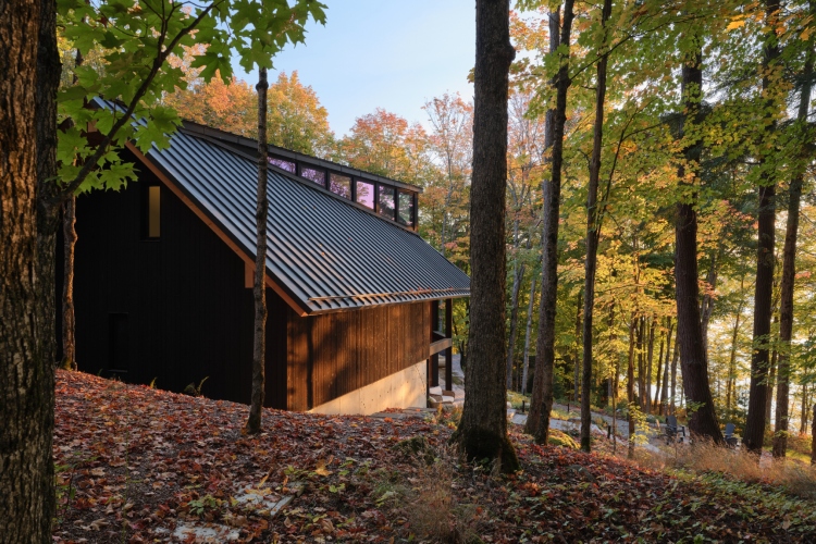 shield-and-shelter-porodicno-utociste-na-obali-jezera-koje-nezno-grli-kanadski-pejzaz-13