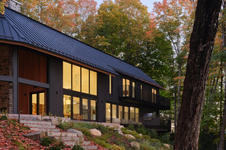 shield-and-shelter-porodicno-utociste-na-obali-jezera-koje-nezno-grli-kanadski-pejzaz-14