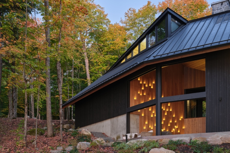 shield-and-shelter-porodicno-utociste-na-obali-jezera-koje-nezno-grli-kanadski-pejzaz-15