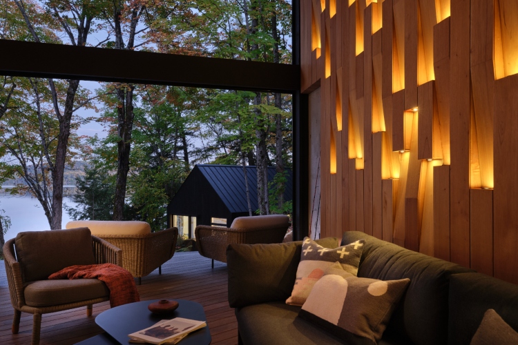 shield-and-shelter-porodicno-utociste-na-obali-jezera-koje-nezno-grli-kanadski-pejzaz-16