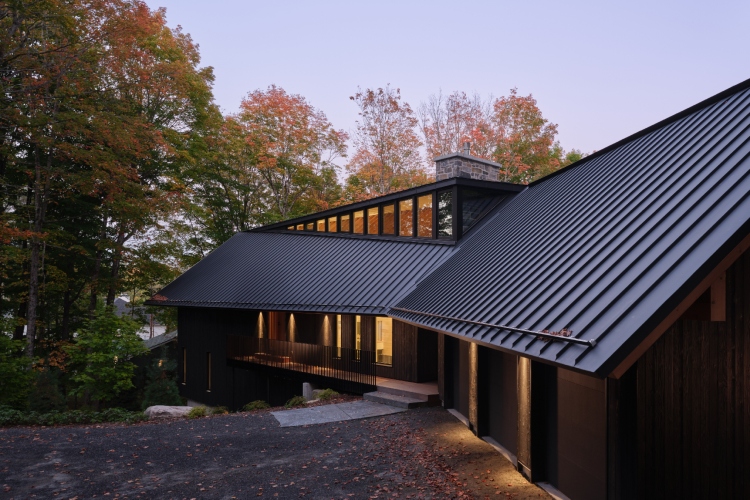 shield-and-shelter-porodicno-utociste-na-obali-jezera-koje-nezno-grli-kanadski-pejzaz-17