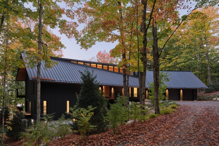 shield-and-shelter-porodicno-utociste-na-obali-jezera-koje-nezno-grli-kanadski-pejzaz-18