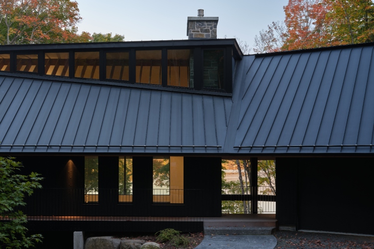 shield-and-shelter-porodicno-utociste-na-obali-jezera-koje-nezno-grli-kanadski-pejzaz-19