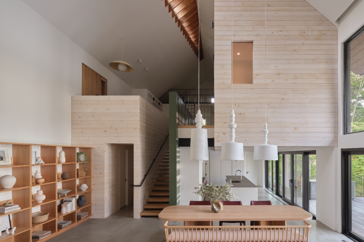 shield-and-shelter-porodicno-utociste-na-obali-jezera-koje-nezno-grli-kanadski-pejzaz-20