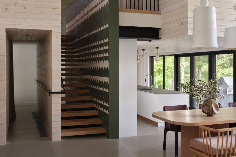 shield-and-shelter-porodicno-utociste-na-obali-jezera-koje-nezno-grli-kanadski-pejzaz-21