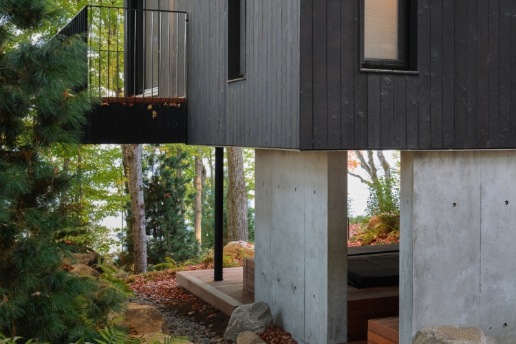 shield-and-shelter-porodicno-utociste-na-obali-jezera-koje-nezno-grli-kanadski-pejzaz-22