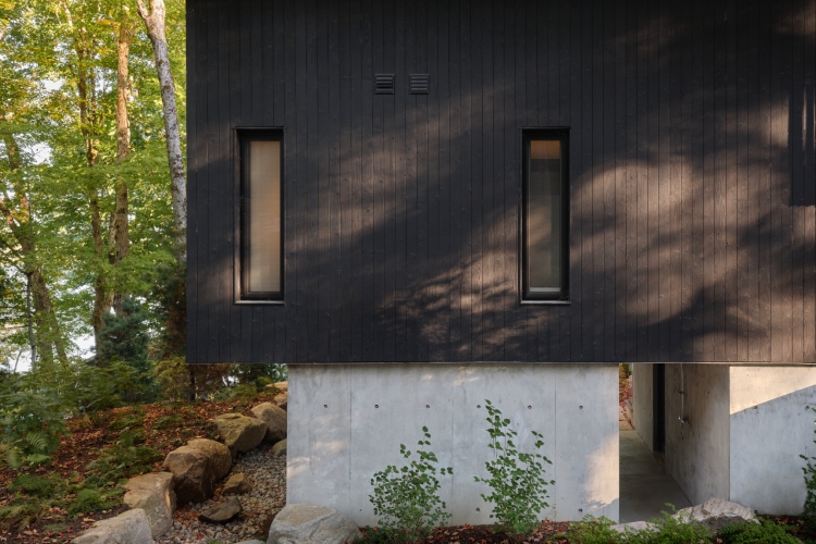 shield-and-shelter-porodicno-utociste-na-obali-jezera-koje-nezno-grli-kanadski-pejzaz-23