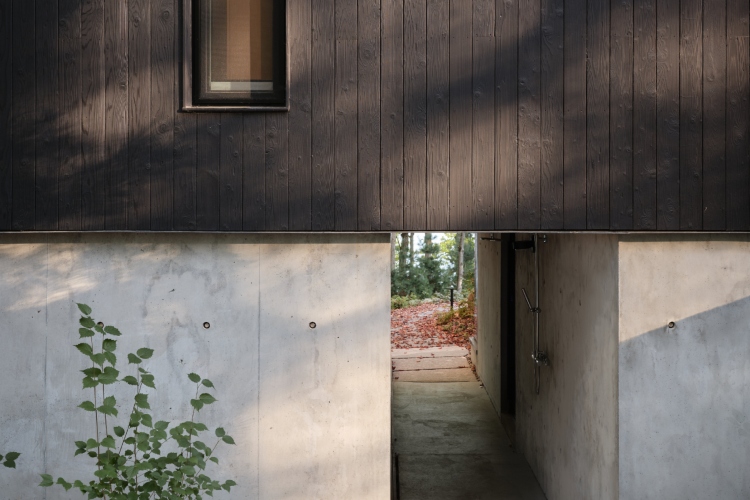 shield-and-shelter-porodicno-utociste-na-obali-jezera-koje-nezno-grli-kanadski-pejzaz-24