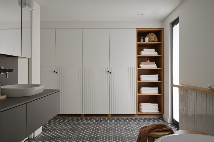 shield-and-shelter-porodicno-utociste-na-obali-jezera-koje-nezno-grli-kanadski-pejzaz-25