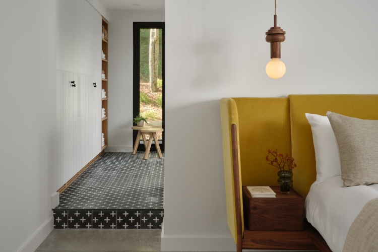 shield-and-shelter-porodicno-utociste-na-obali-jezera-koje-nezno-grli-kanadski-pejzaz-26