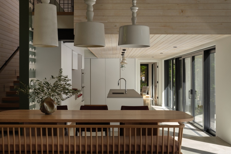 shield-and-shelter-porodicno-utociste-na-obali-jezera-koje-nezno-grli-kanadski-pejzaz-27