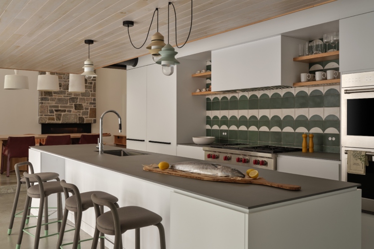 shield-and-shelter-porodicno-utociste-na-obali-jezera-koje-nezno-grli-kanadski-pejzaz-28