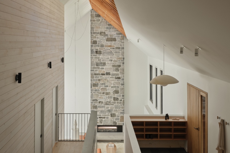 shield-and-shelter-porodicno-utociste-na-obali-jezera-koje-nezno-grli-kanadski-pejzaz-29