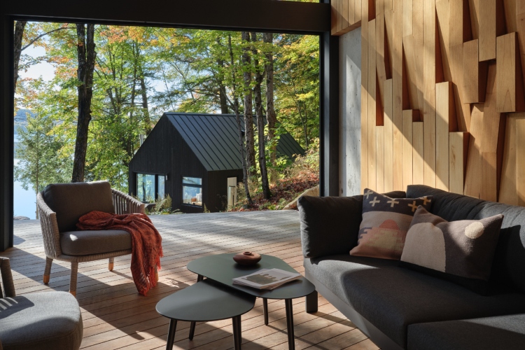 shield-and-shelter-porodicno-utociste-na-obali-jezera-koje-nezno-grli-kanadski-pejzaz-30