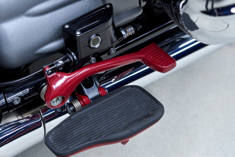 blagoslovljen-od-pape-roden-za-luksuz-unikatni-bmw-r-18-ide-na-aukciju-2