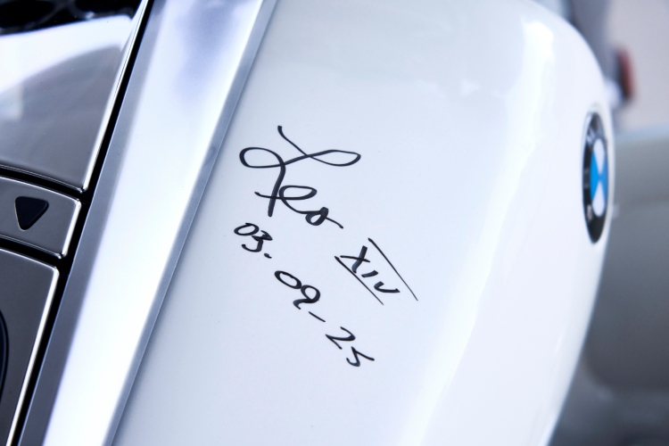 blagoslovljen-od-pape-roden-za-luksuz-unikatni-bmw-r-18-ide-na-aukciju-4