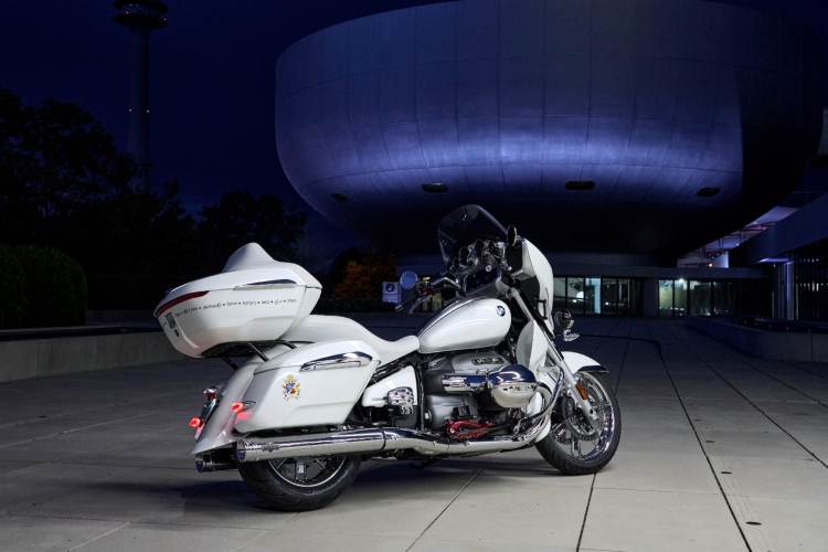 blagoslovljen-od-pape-roden-za-luksuz-unikatni-bmw-r-18-ide-na-aukciju-5