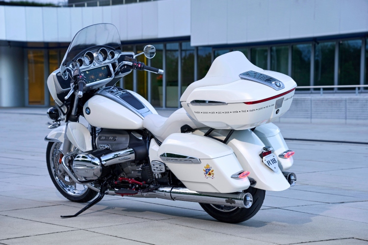 blagoslovljen-od-pape-roden-za-luksuz-unikatni-bmw-r-18-ide-na-aukciju-7