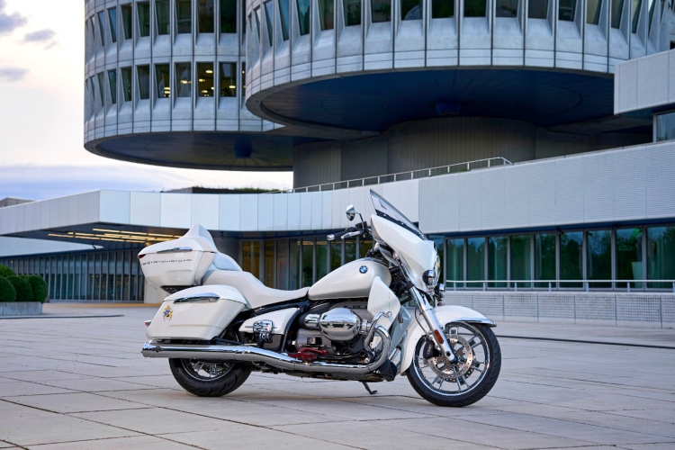 blagoslovljen-od-pape-roden-za-luksuz-unikatni-bmw-r-18-ide-na-aukciju-9