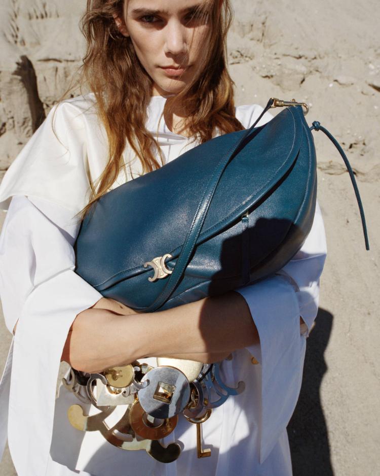 celine-leto-2026-kampanja-minimalizam-talasi-luksuz-moda-triomphe-torba-naocare-haljina-2