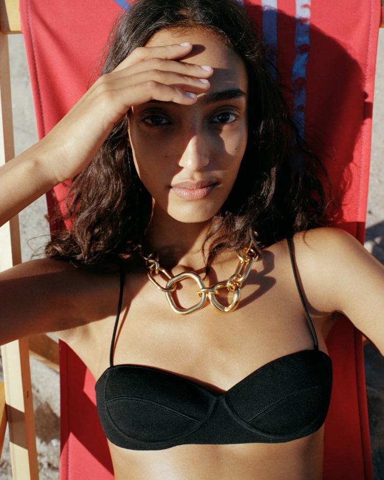 celine-leto-2026-kampanja-minimalizam-talasi-luksuz-moda-triomphe-torba-naocare-haljina-4