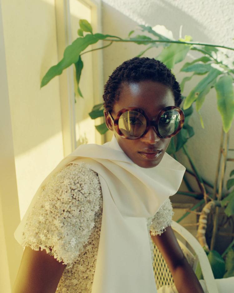 celine-leto-2026-kampanja-minimalizam-talasi-luksuz-moda-triomphe-torba-naocare-haljina-7