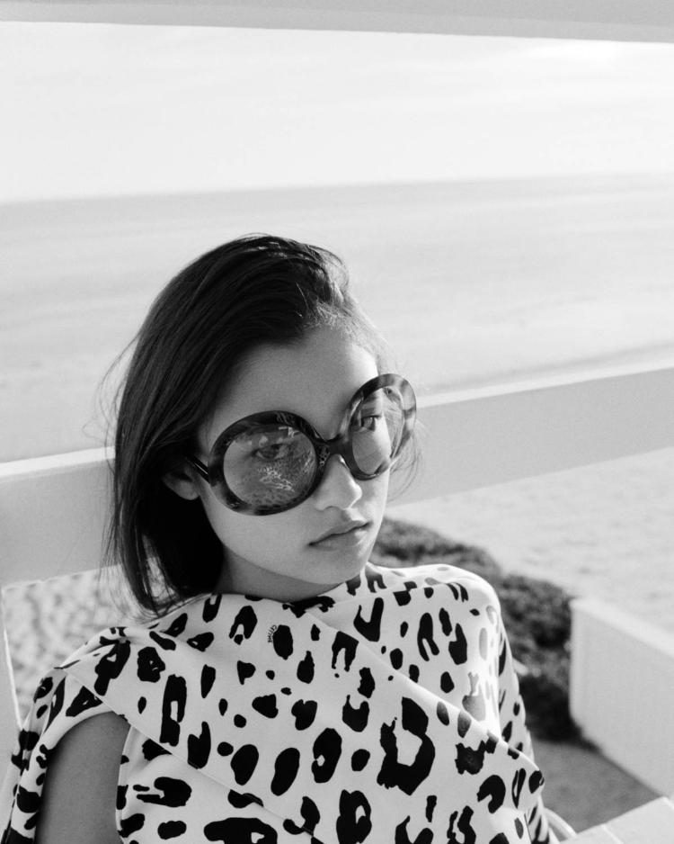 celine-leto-2026-kampanja-minimalizam-talasi-luksuz-moda-triomphe-torba-naocare-haljina-10