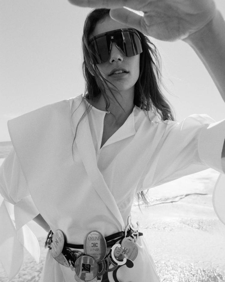 celine-leto-2026-kampanja-minimalizam-talasi-luksuz-moda-triomphe-torba-naocare-haljina-12