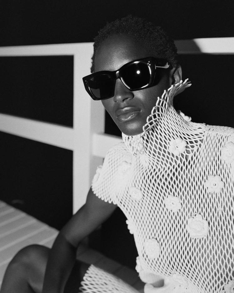 celine-leto-2026-kampanja-minimalizam-talasi-luksuz-moda-triomphe-torba-naocare-haljina-13