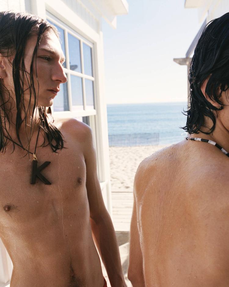 celine-leto-2026-kampanja-minimalizam-talasi-luksuz-moda-triomphe-torba-naocare-haljina-18