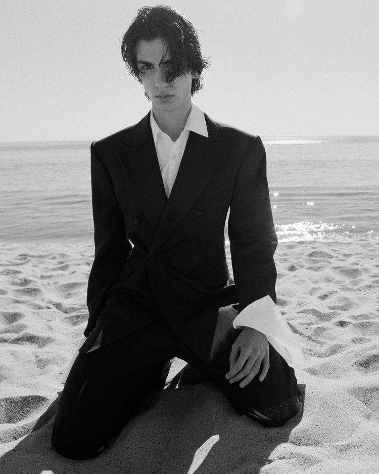 celine-leto-2026-kampanja-minimalizam-talasi-luksuz-moda-triomphe-torba-naocare-haljina-20