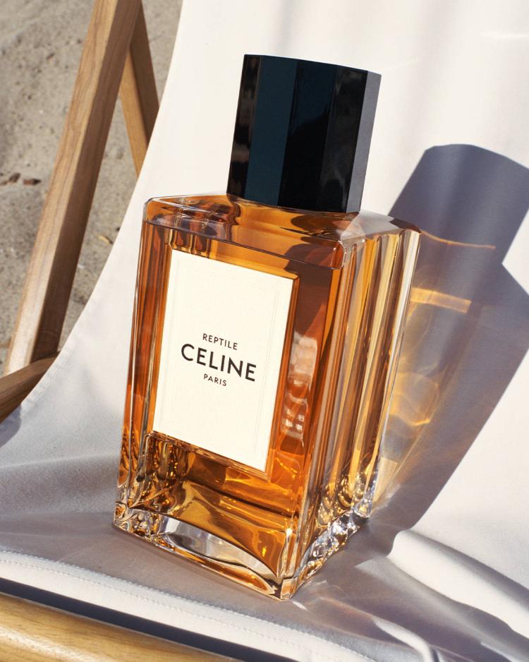 celine-leto-2026-kampanja-minimalizam-talasi-luksuz-moda-triomphe-torba-naocare-haljina-22