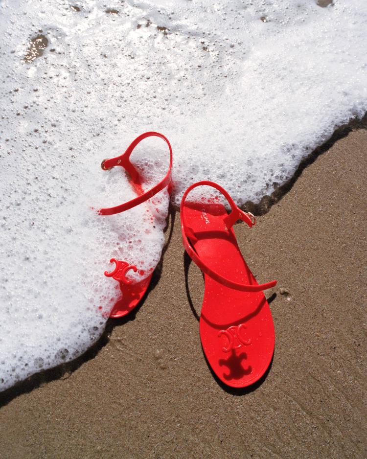 celine-leto-2026-kampanja-minimalizam-talasi-luksuz-moda-triomphe-torba-naocare-haljina-23