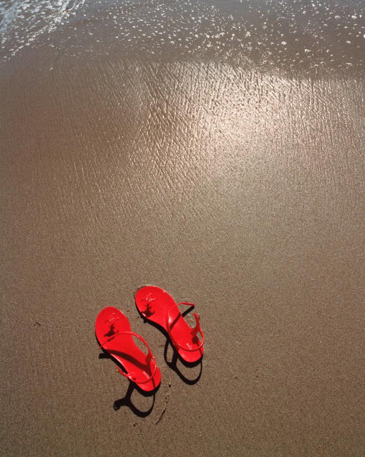 celine-leto-2026-kampanja-minimalizam-talasi-luksuz-moda-triomphe-torba-naocare-haljina-24