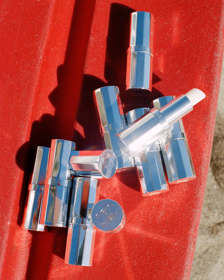 celine-leto-2026-kampanja-minimalizam-talasi-luksuz-moda-triomphe-torba-naocare-haljina-26