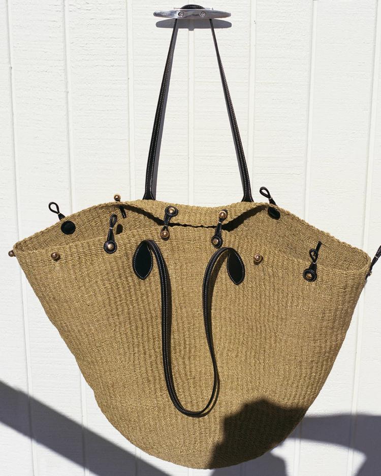 celine-leto-2026-kampanja-minimalizam-talasi-luksuz-moda-triomphe-torba-naocare-haljina-27