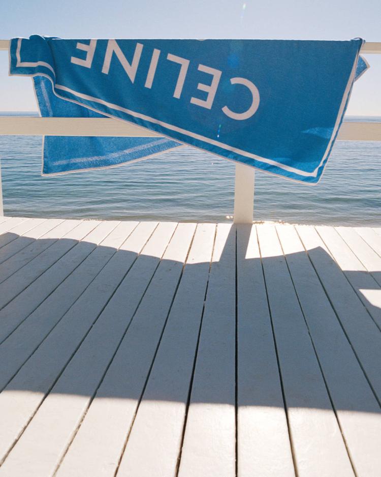 celine-leto-2026-kampanja-minimalizam-talasi-luksuz-moda-triomphe-torba-naocare-haljina-29