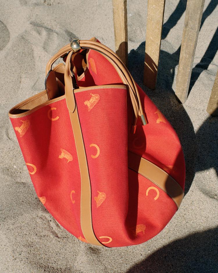 celine-leto-2026-kampanja-minimalizam-talasi-luksuz-moda-triomphe-torba-naocare-haljina-30