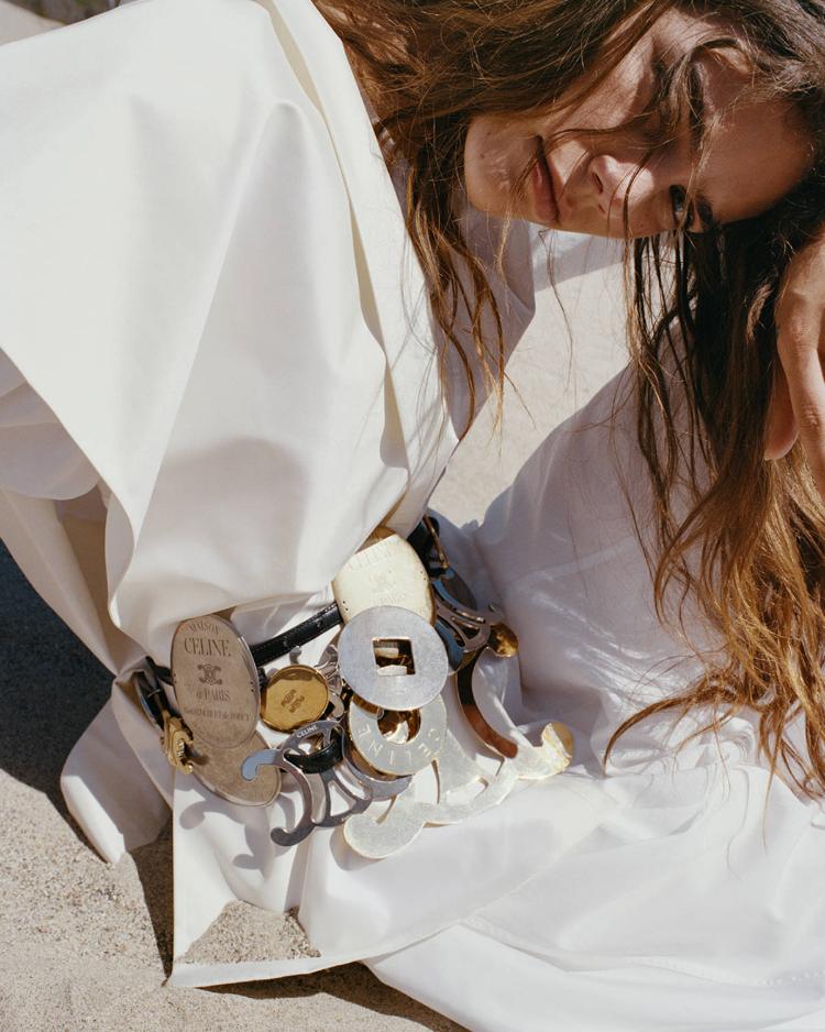celine-leto-2026-kampanja-minimalizam-talasi-luksuz-moda-triomphe-torba-naocare-haljina-31