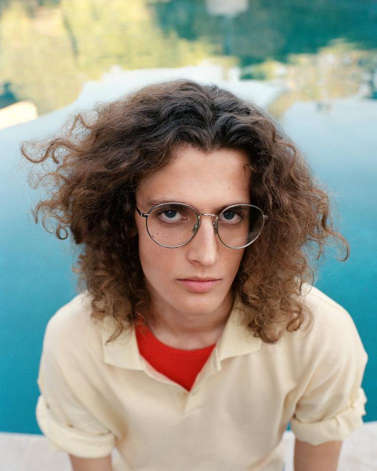 celine-leto-2026-kampanja-minimalizam-talasi-luksuz-moda-triomphe-torba-naocare-haljina-33