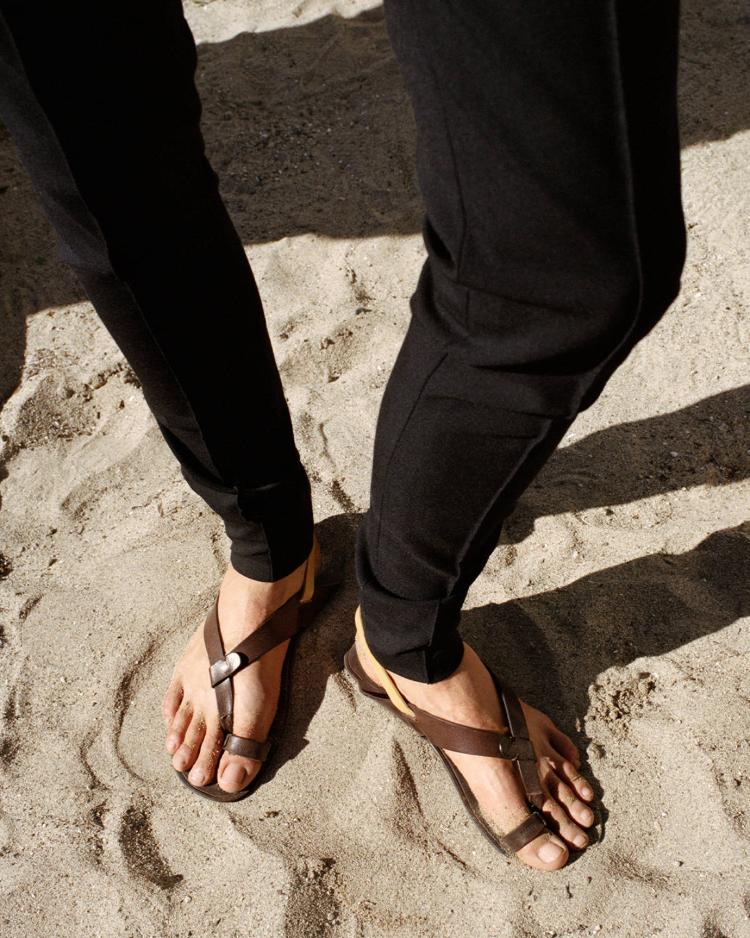 celine-leto-2026-kampanja-minimalizam-talasi-luksuz-moda-triomphe-torba-naocare-haljina-34