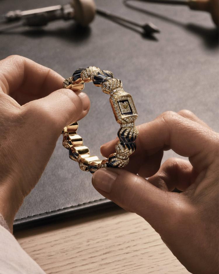 cartier-myst-sat-dijamantska-narukvica-luksuzni-nakit-2026-sculpturalni-dizajn-3