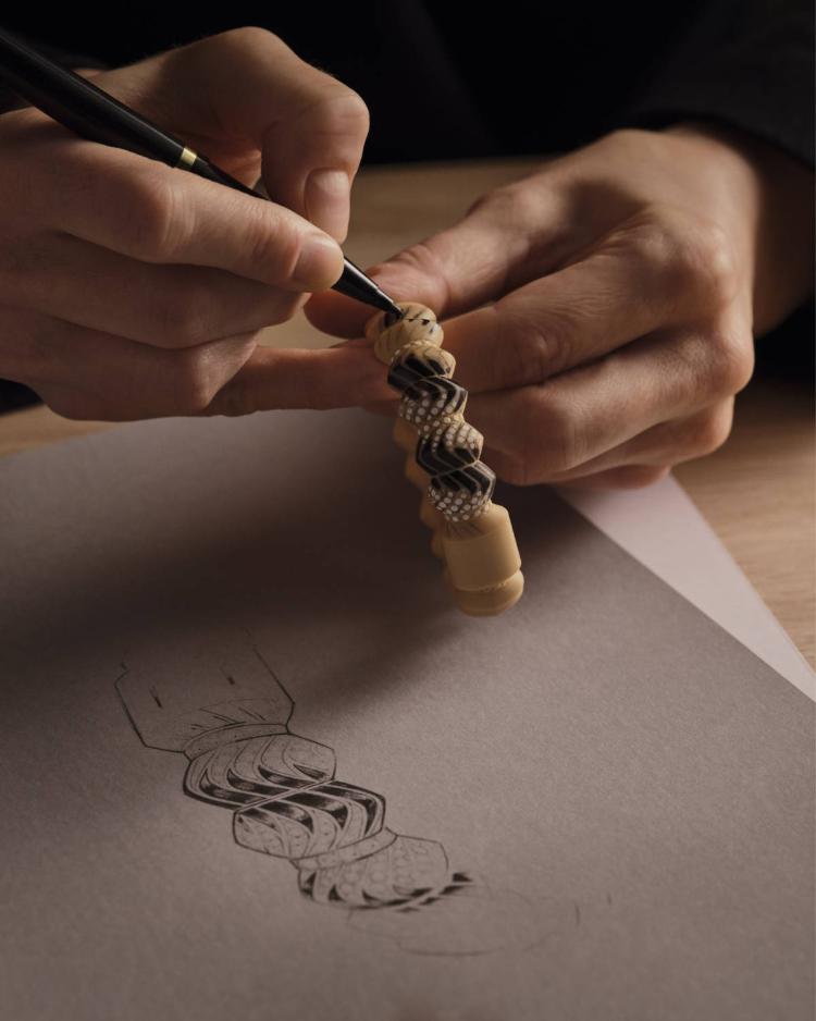 cartier-myst-sat-dijamantska-narukvica-luksuzni-nakit-2026-sculpturalni-dizajn-6