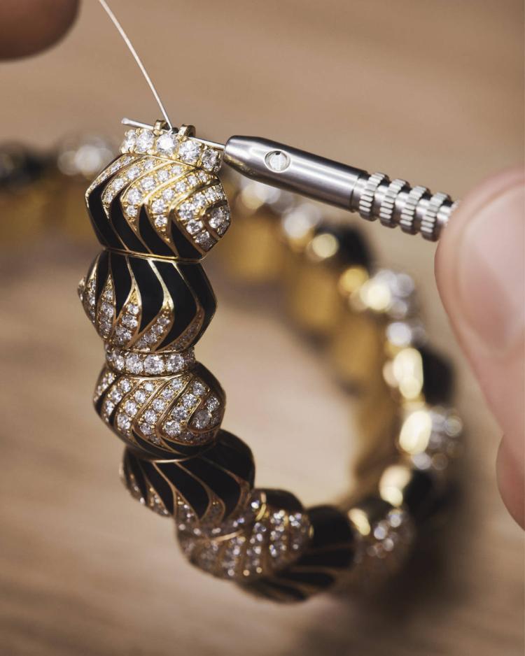 cartier-myst-sat-dijamantska-narukvica-luksuzni-nakit-2026-sculpturalni-dizajn-7