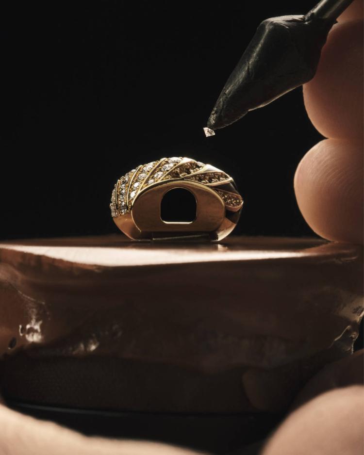 cartier-myst-sat-dijamantska-narukvica-luksuzni-nakit-2026-sculpturalni-dizajn-8