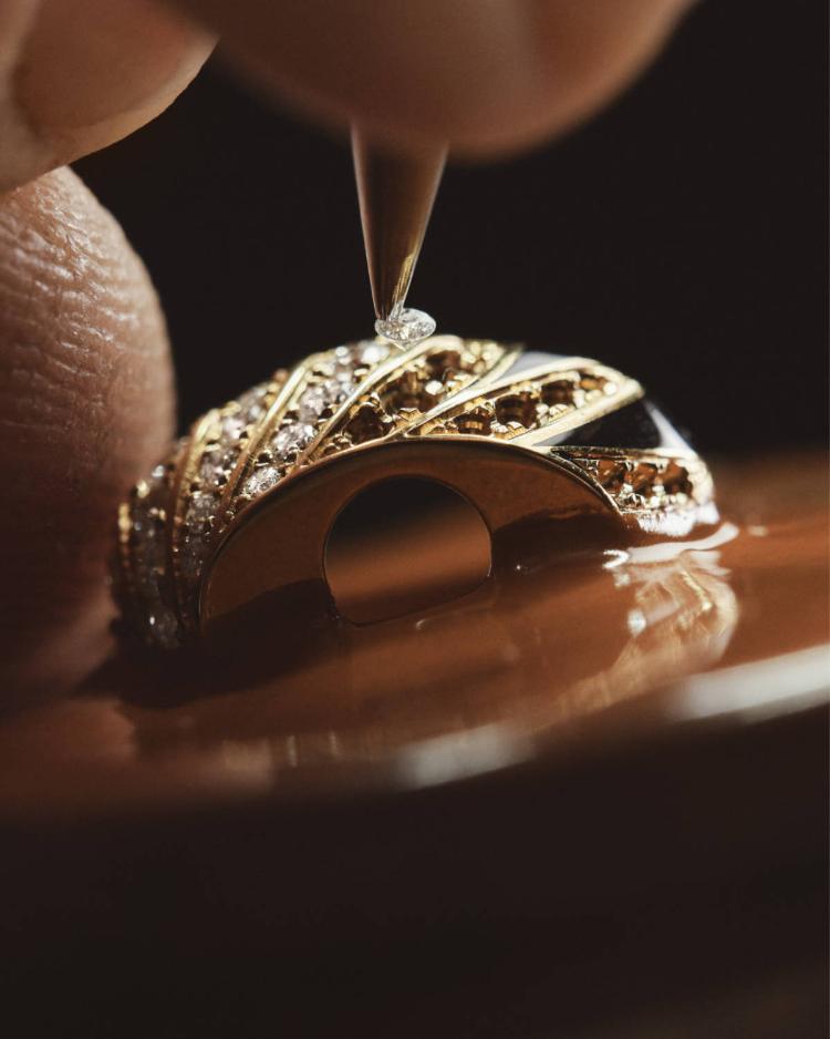 cartier-myst-sat-dijamantska-narukvica-luksuzni-nakit-2026-sculpturalni-dizajn-9