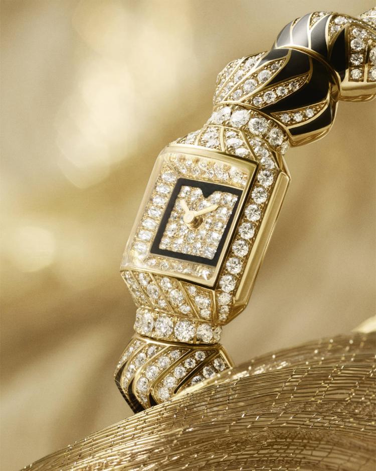 cartier-myst-sat-dijamantska-narukvica-luksuzni-nakit-2026-sculpturalni-dizajn-11